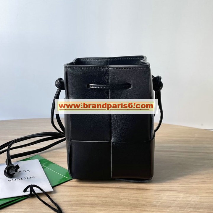 BOV680217BK-aj ボッテガヴェネタ BOTTEGAVENETA 2021年最新入荷 カセット ミニ クロスボディバケットバッグ 斜め掛け ショルダーバッグ クロスボディバッグ