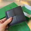 BOV649603BK-aj　ボッテガヴェネタ BOTTEGAVENETA 2023年最新入荷 カセット 二つ折りウォレット 二つ折り短財布 ショートウォレット カード入れ レザー
