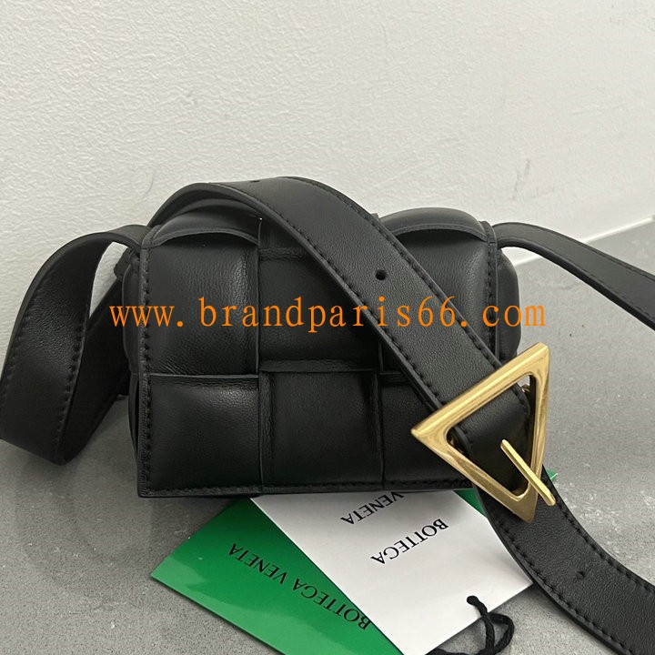 BOV716648JSK-aj ボッテガヴェネタ BOTTEGAVENETA 2023年最新入荷 キャンディー パデッド カセット フラップバッグ 斜め掛け ショルダーバッグ クロスボディバッグ メタルクロージャー