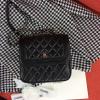 CHB20002-JS　シャネル CHANEL 2019年最新入荷 斜め掛け ショルダーバッグ  ハンバーガーバッグ レディースかばん ラムスキン