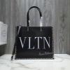 VL0978Q-99　ヴァレンティノ Valentino 2020年最新入荷 スモール ショッピングバッグ VLTN プリント トートバッグ ハンドバッグ レザー