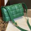 BOV70094GL-aj　ボッテガヴェネタ BOTTEGAVENETA 2020年最新入荷 パデッド カセット 斜め掛け ショルダーバッグ ラムスキン