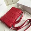 BOV578004RD-aj　ボッテガヴェネタ BOTTEGAVENETA 2020年最新入荷 パデッド カセット 斜め掛け ショルダーバッグ ラムスキン