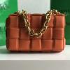 BOV631421JCS-aj　ボッテガヴェネタ BOTTEGAVENETA 2020年最新入荷 パデッド カセット 斜め掛け ショルダーバッグ ラムスキン 