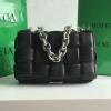 BOV631421YBK-aj　ボッテガヴェネタ BOTTEGAVENETA 2020年最新入荷 パデッド カセット 斜め掛け ショルダーバッグ ラムスキン 