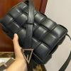 BOV70094BK-aj　ボッテガヴェネタ BOTTEGAVENETA 2020年最新入荷 パデッド カセット 斜め掛け ショルダーバッグ ラムスキン