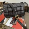 BOV70094SK-aj　ボッテガヴェネタ BOTTEGAVENETA 2020年最新入荷 パデッド カセット 斜め掛け ショルダーバッグ フラップ レディースかばん ラムスキン
