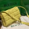 BOV70094YL-aj　ボッテガヴェネタ BOTTEGAVENETA 2020年最新入荷 パデッド カセット 斜め掛け ショルダーバッグ フラップ レディースかばん ラムスキン