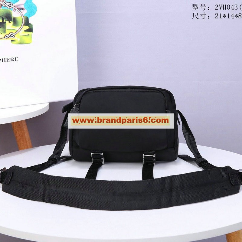 PD2VH043QK-025　プラダ PRADA 2020年最新入荷 斜め掛け ショルダーバッグ メンズかばん メッセンジャーバッグ ナイロン