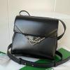 BOV652391BK-aj　ボッテガヴェネタ BOTTEGAVENETA 2021年最新入荷 ザ クリップ 斜め掛け ショルダーバッグ クロスボディバッグ スクエアバッグ ボックスカーフ