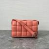 BOV70094MF-99　ボッテガヴェネタ BOTTEGAVENETA 2020年最新入荷 パデッド カセット 斜め掛け ショルダーバッグ フラップ レディースかばん ラムスキン
