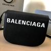 BA6181561K-GH　バレンシアガ BALENCIAGA 2021年最新入荷 斜め掛け ショルダーバッグ クロスボディ スクエアバッグ カーフスキン