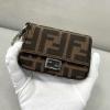 FD0136BKF-CL　フェンディ FENDI 2021年最新入荷 バゲットポーチ ミニ クラッチバッグ 小銭入れ 短財布 手持ちかばん