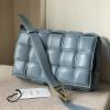 BOV70094ZL-aj　ボッテガヴェネタ BOTTEGAVENETA 2020年最新入荷 パデッド カセット 斜め掛け ショルダーバッグ カーフレザー 