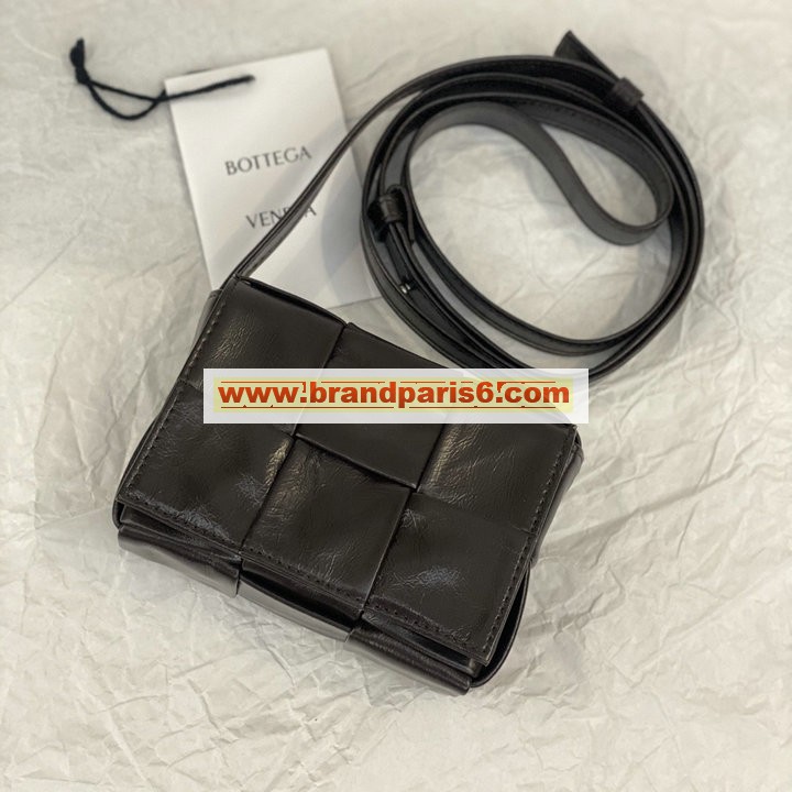 BOV667048PSK-aj　ボッテガヴェネタ BOTTEGAVENETA 2021年最新入荷 カセット 斜め掛け ショルダーバッグ クロスボディバッグ ミニバッグ マグネットクロージャー