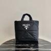 PD2VG082BK-025　プラダ PRADA 2021年最新入荷 パデッド トートバッグ ハンドバッグ ショッピングバッグ レディースかばん トライアングルモチーフ リサイクル ナイロン