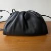 BOV576227XPBK-aj　ボッテガヴェネタ BOTTEGAVENETA 2021年最新入荷 ミニ ザ ポーチ 斜め掛け ショルダーバッグ クロスボディバッグ レディースかばん カーフレザー