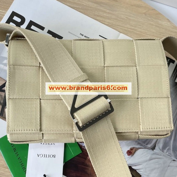 BOV680513BBS-aj　ボッテガヴェネタ BOTTEGAVENETA 2021年最新入荷 カセット 斜め掛け ショルダーバッグ クロスボディバッグ スクエアバッグ マグネットクロージャー