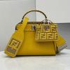 FD8522YL-168　フェンディ FENDI 2022年最新入荷 ピーカブー トートバッグ トップハンドルバッグ ハンドバッグ 2way 斜め掛け ショルダーバッグ クロスボディバッグ カーフレザー