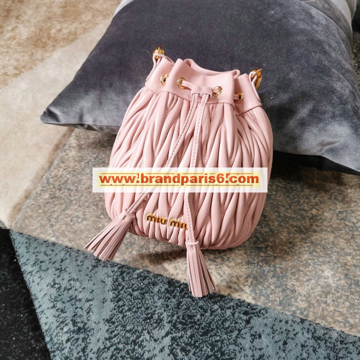 MM5BE014FH-99　ミュウミュウ MIUMIU 2022年最新入荷 バゲットバッグ 斜め掛け ショルダーバッグ ドローストリングバッグ クロスボディバッグ マテラッセ レザー