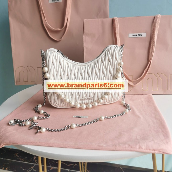 MM5BH211QBS-99　ミュウミュウ MIUMIU 2022年最新入荷 斜め掛け ショルダーバッグ クロスボディバッグ レディースかばん マテラッセレザー