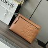 LE11038TH-GH　ロエベ LOEWE 2023年最新入荷 ストラップ付き Tポーチ 手持ちかばん クラッチバッグ メンズかばん カーフレザー 