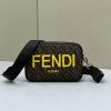 FD8587YL-168　フェンディ FENDI 2023年最新入荷 スクエアバッグ カメラバッグ 斜め掛け ショルダーバッグ クロスボディバッグ