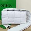 BOV628951PLBG-aj　ボッテガヴェネタ BOTTEGAVENETA 2023年最新入荷 パデッド テック カセット フラップバッグ 斜め掛け ショルダーバッグ クロスボディバッグ マグネットクロージャー