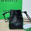 BOV680217PKG-aj　ボッテガヴェネタ BOTTEGAVENETA 2023年最新入荷 カセット ミニ クロスボディバケットバッグ 斜め掛け ショルダーバッグ クロスボディバッグ ドローストリングクロージャー