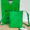 BOV709341GL-aj　ボッテガヴェネタ BOTTEGAVENETA 2023年最新入荷 ミニ カセット トートバッグ 2way 斜め掛け ショルダーバッグ クロスボディバッグ マグネットクロージャー