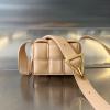 BOV716648LF-aj　ボッテガヴェネタ BOTTEGAVENETA 2023年最新入荷 キャンディー パデッド カセット フラップバッグ 斜め掛け ショルダーバッグ クロスボディバッグ メタルクロージャー