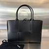 BOV609175QBK-aj　ボッテガヴェネタ BOTTEGAVENETA 2023年最新入荷 ミディアム アルコ トートバッグ トップハンドルバッグ ハンドバッグ 肩掛け ショルダーバッグ レディースかばん イントレチャートレザー 