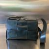 BOV731165KZ-aj　ボッテガヴェネタ BOTTEGAVENETA 2023年最新入荷 アルコ カメラバッグ スクエアバッグ 斜め掛け ショルダーバッグ ファスナークロージャー