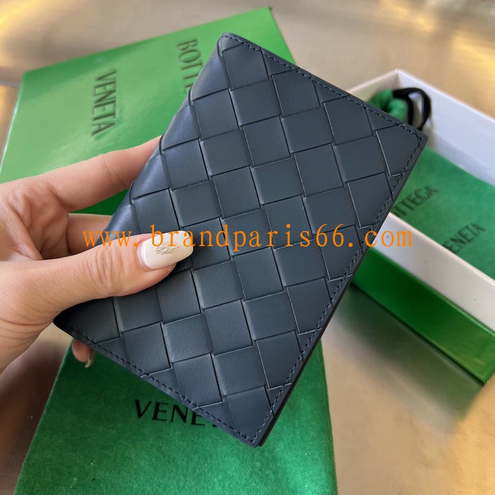 BOV607482SL-aj　ボッテガヴェネタ BOTTEGAVENETA 2023年最新入荷 パスポートケース 二つ折り短財布  カード入れ レザー