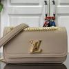 M22304-057　ルイヴィトン LOUISVUITTON 2023年最新入荷 ロックミー East West チェーン フラップバッグ 斜め掛け ショルダーバッグ クロスボディバッグ カーフレザー