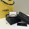 FD8567BS-168　フェンディ FENDI 2023年最新入荷 ミニバゲット チェーンポーチ 斜め掛け ショルダーバッグ カーフレザー レディースかばん クロスボディバッグ 