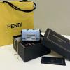 FD8567QL-168　フェンディ FENDI 2023年最新入荷 ミニバゲット チェーンポーチ 斜め掛け ショルダーバッグ カーフレザー レディースかばん クロスボディバッグ 