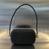 BOV717623BBK-aj　ボッテガヴェネタ BOTTEGAVENETA 2023年最新入荷 ノット クラッチバッグ 手持ちかばん イブニングバッグ ストラップが付き マグネットフレームクロージャー