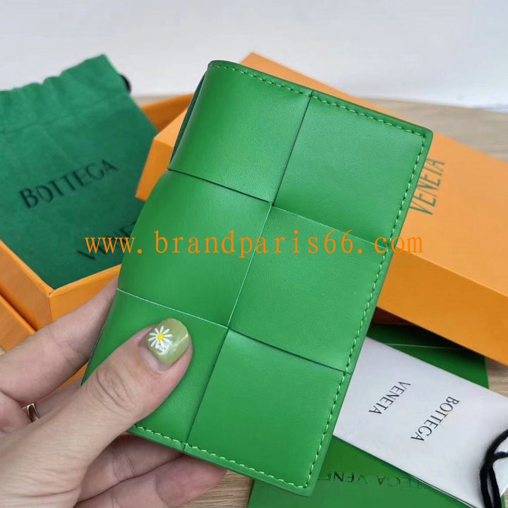 BOV649602QG-aj　ボッテガヴェネタ BOTTEGAVENETA 2023年最新入荷 カセット フラップカードケース 二つ折りパスポートケース