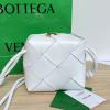 BOV701915BS-aj　ボッテガヴェネタ BOTTEGAVENETA 2023年最新入荷 ミニ カセット カメラバッグ 斜め掛け ショルダーバッグ クロスボディバッグ スクエアバッグ