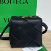 BOV701915BK-aj　ボッテガヴェネタ BOTTEGAVENETA 2023年最新入荷 ミニ カセット カメラバッグ 斜め掛け ショルダーバッグ クロスボディバッグ スクエアバッグ