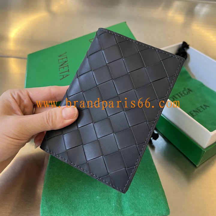 BOV607482PKZ-aj　ボッテガヴェネタ BOTTEGAVENETA 2023年最新入荷 パスポートケース 二つ折り短財布 カード入れ レザー 