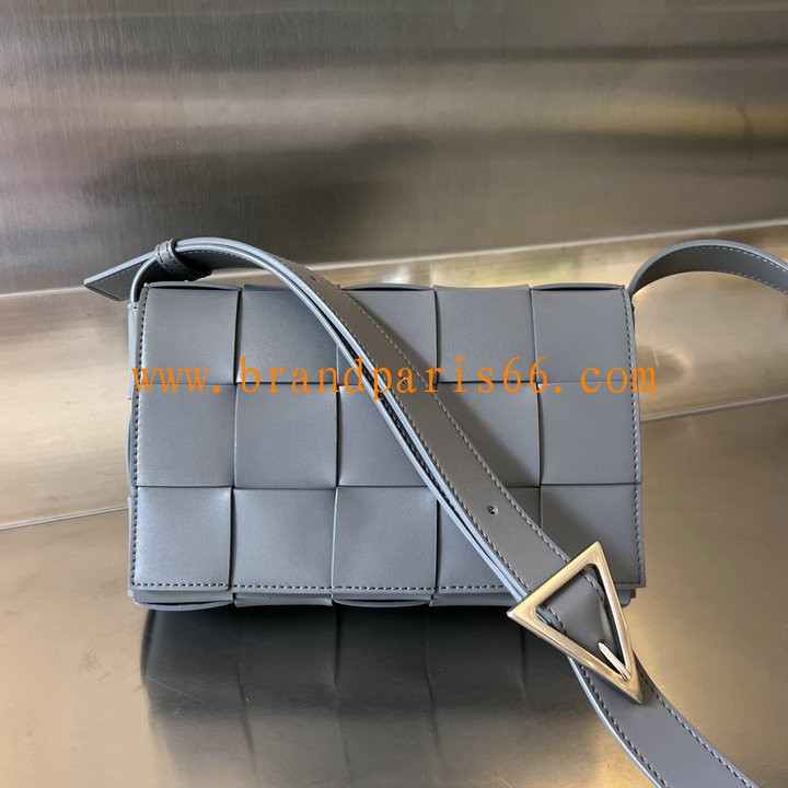 BOV708768QL-aj　ボッテガヴェネタ BOTTEGAVENETA 2023年最新入荷 ザ カセット 斜め掛け ショルダーバッグ クロスボディバッグ スクエアバッグ マグネットクロージャー