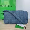 BOV709360NNL-aj　ボッテガヴェネタ BOTTEGAVENETA 2024年最新入荷 スモール カセット カメラバッグ 斜め掛け ショルダーバッグ クロスボディバッグ イントレチャート