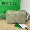 BOV709417QG-aj　ボッテガヴェネタ BOTTEGAVENETA 2024年最新入荷 スモール カセット カメラバッグ 斜め掛け ショルダーバッグ クロスボディバッグ イントレチャート