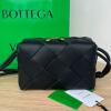 BOV709417BK-aj　ボッテガヴェネタ BOTTEGAVENETA 2024年最新入荷 スモール カセット カメラバッグ 斜め掛け ショルダーバッグ クロスボディバッグ イントレチャート