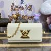 M24550-057　ルイヴィトン LOUISVUITTON 2024年最新入荷 ツイスト WEST チェーンポーチ 斜め掛け ショルダーバッグ クロスボディバッグ ウィメンズバッグ エピレザー