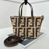 FD8BS096BXK-168　フェンディ FENDI 2024年最新入荷 ロール ミニ ハンドバッグ ブラウンFFラフィア クロシェミニバッグ トートバッグ レディース