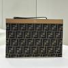 FD7N0134BKF-168　フェンディ FENDI 2024年最新入荷 FFジャカード フラット スリム クラッチ ミディアム ストラップ付き 手持ちかばん メンズ ブラウンファブリック