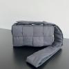 BOV628951PLHS-aj　ボッテガヴェネタ BOTTEGAVENETA 2024年最新入荷 パデッド テック カセット フラップバッグ ショルダーバッグ マグネットクロージャー